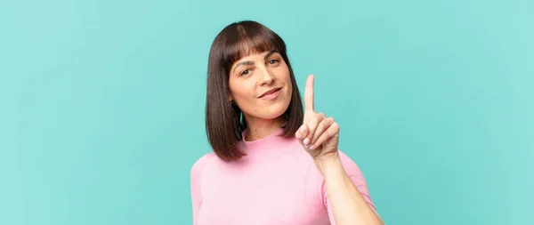 Bonita Mujer Sonriendo Orgullosa Confiadamente Haciendo Pose Número Uno Triunfante — Foto de Stock