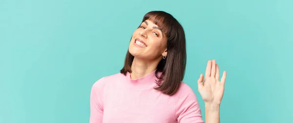 Mooie Vrouw Lachend Vrolijk Vrolijk Zwaaiend Met Hand Verwelkomend Groetend — Stockfoto