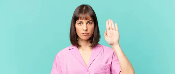 Mooie Vrouw Zoek Serieus Streng Ontevreden Boos Tonen Open Palm — Stockfoto