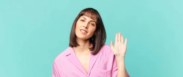 Mooie Vrouw Lachend Vrolijk Vrolijk Zwaaiend Met Hand Verwelkomend Groetend — Stockfoto