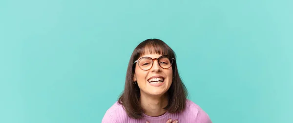 Hübsche Frau Lacht Laut Über Irgendeinen Urkomischen Witz Fühlt Sich — Stockfoto