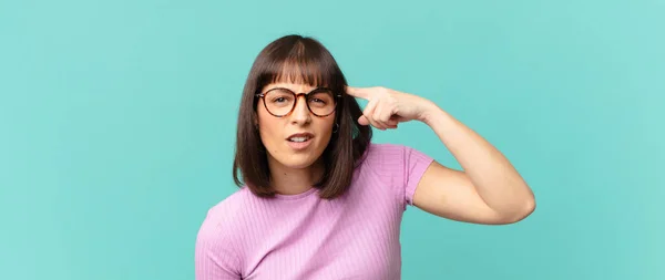 Bella Donna Sente Confuso Perplesso Mostrando Che Sei Pazzo Pazzo — Foto Stock