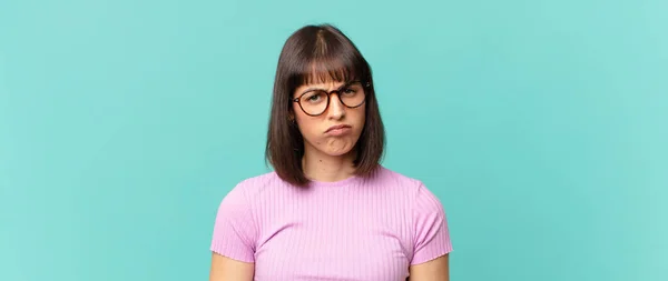 Mooie Vrouw Voelt Zich Verdrietig Boos Boos Kijkt Naar Kant — Stockfoto