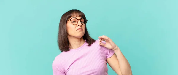 Mooie Vrouw Zoek Arrogant Succesvol Positief Trots Wijzend Naar Zelf — Stockfoto