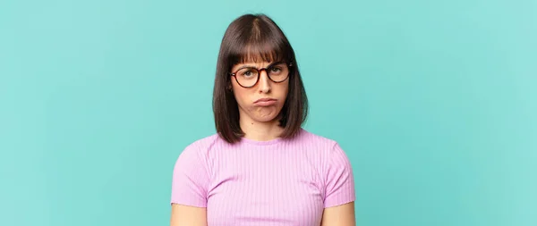 Bella Donna Sente Triste Piagnucoloso Con Uno Sguardo Infelice Piangendo — Foto Stock