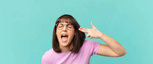 Mooie Vrouw Kijkt Ongelukkig Gestrest Zelfmoord Gebaar Maken Pistool Teken — Stockfoto