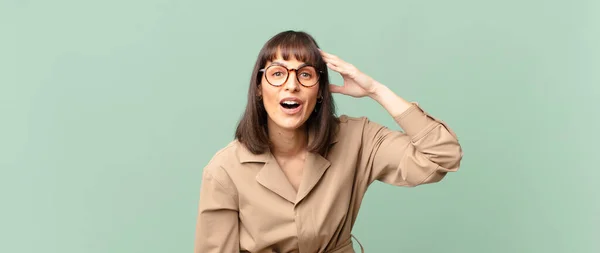 Mooie Vrouw Die Gelukkig Uitziet Verbaasd Verrast Glimlachend Realiserend Verbazingwekkend — Stockfoto