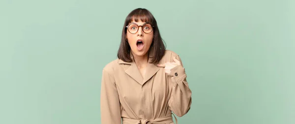 Mooie Vrouw Kijken Geschokt Verrast Met Mond Wijd Open Wijzend — Stockfoto