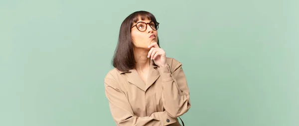 Mooie Vrouw Denken Gevoel Twijfelachtig Verward Met Verschillende Opties Afvragen — Stockfoto