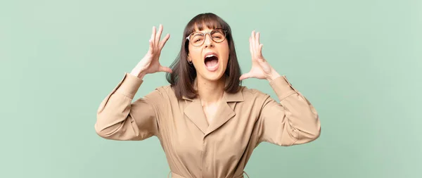 Mooie Vrouw Schreeuwen Met Handen Omhoog Lucht Zich Woedend Gefrustreerd — Stockfoto