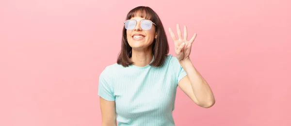 Mooie Vrouw Glimlachen Kijken Vriendelijk Tonen Nummer Vier Vierde Met — Stockfoto