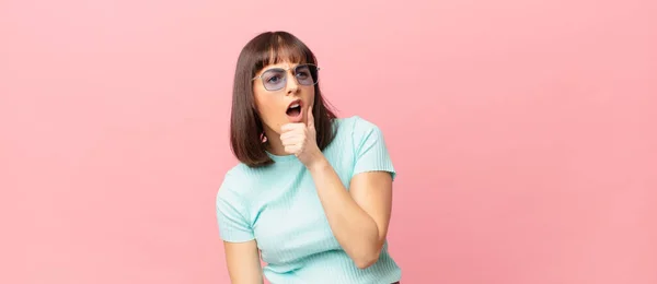 Mooie Vrouw Met Mond Ogen Wijd Open Hand Kin Zich — Stockfoto