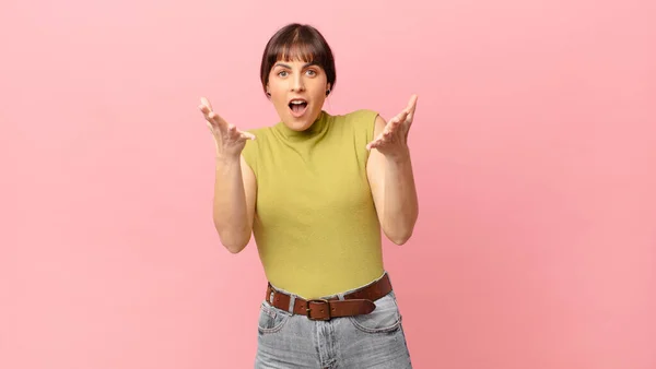 Mulher Bonita Sentindo Extremamente Chocado Surpreso Ansioso Pânico Com Olhar — Fotografia de Stock