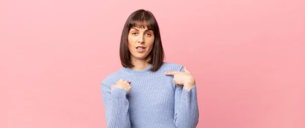 Mujer Bonita Sintiéndose Feliz Sorprendida Orgullosa Apuntando Misma Con Una —  Fotos de Stock