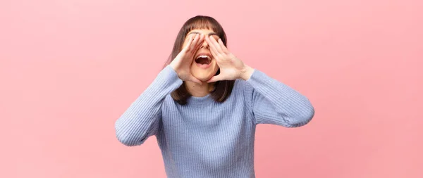 Mooie Vrouw Voelt Zich Gelukkig Opgewonden Positief Het Geven Van — Stockfoto