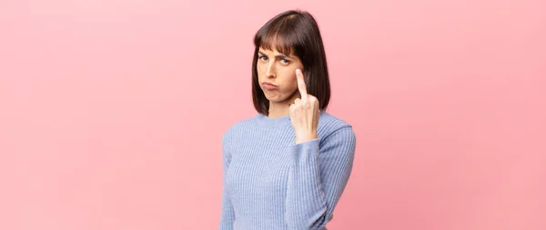 Jolie Femme Sentant Colère Agacée Rebelle Agressive Tournant Majeur Défendant — Photo