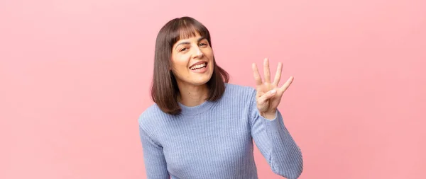 Bonita Mujer Sonriendo Buscando Amigable Mostrando Número Cuatro Cuarto Con —  Fotos de Stock