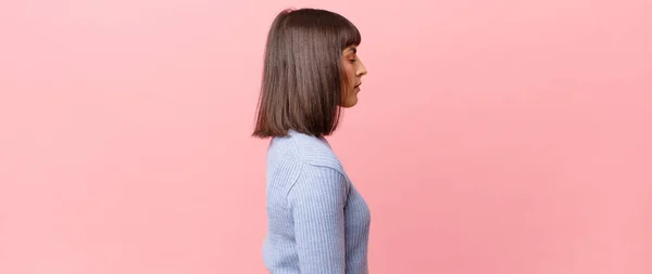 Mujer Bonita Vista Perfil Mirando Para Copiar Espacio Por Delante — Foto de Stock