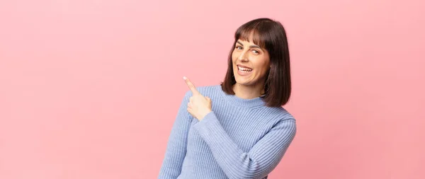 Mujer Bonita Mirando Emocionada Sorprendida Apuntando Hacia Lado Hacia Arriba — Foto de Stock