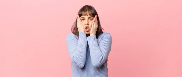 Mooie Vrouw Voelt Zich Geschokt Bang Kijkt Doodsbang Met Open — Stockfoto