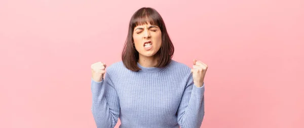 Mooie Vrouw Schreeuwen Agressief Met Een Boze Uitdrukking Met Vuisten — Stockfoto