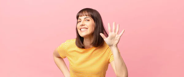 Mooie Vrouw Glimlachen Kijken Vriendelijk Tonen Nummer Vijf Vijfde Met — Stockfoto