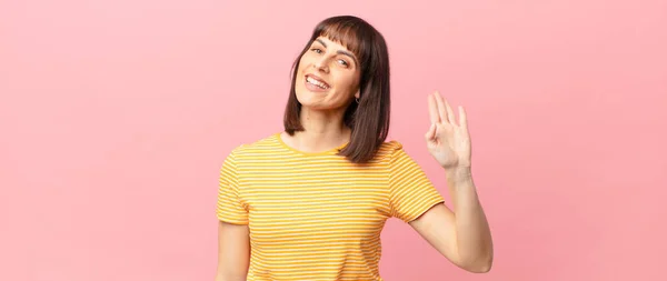 Mooie Vrouw Lachend Vrolijk Vrolijk Zwaaiend Met Hand Verwelkomend Groetend — Stockfoto