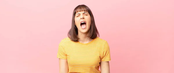 Mooie Vrouw Schreeuwen Agressief Kijken Erg Boos Gefrustreerd Verontwaardigd Geïrriteerd — Stockfoto