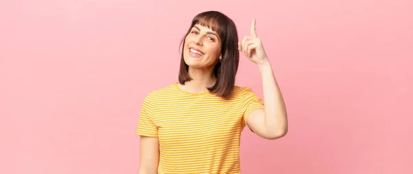 Mooie Vrouw Voelt Zich Als Een Gelukkig Opgewonden Genie Het — Stockfoto