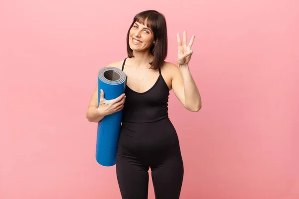 Athlète Femme Souriant Regardant Amical Montrant Numéro Trois Troisième Avec — Photo