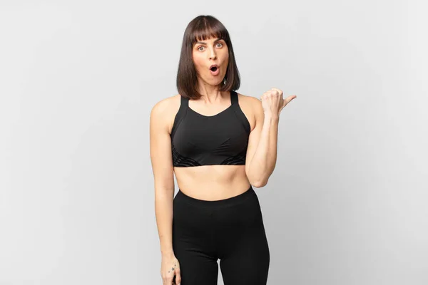Athlete Woman Looking Astonished Disbelief Pointing Object Side Saying Wow — Stockfoto