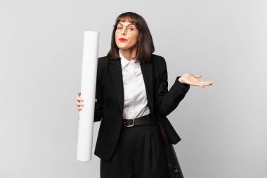 Kadın şaşkın ve şaşkın hissediyor, şüpheci, farklı seçenekleri tartıyor ya da komik ifadeyle seçiyor.