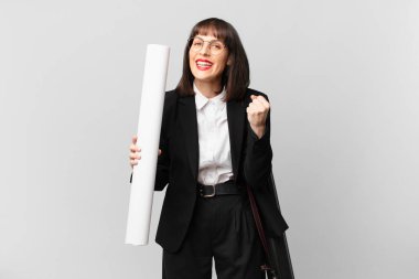 Kadın şokta, heyecanlı ve mutlu, gülüyor ve başarıyı kutluyor,!