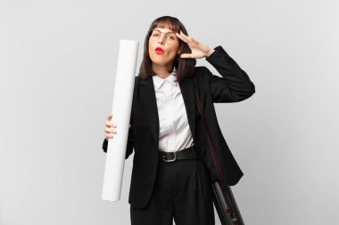 Kadın mutlu, şaşkın ve şaşırmış görünüyor, gülümsüyor ve inanılmaz ve inanılmaz iyi haberleri fark ediyor.