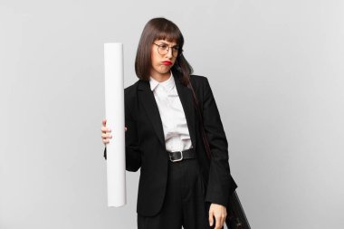 Kadın üzgün, üzgün ya da kızgın ve olumsuz bir tavır takınıyor, anlaşmazlık içinde kaşlarını çatıyor.