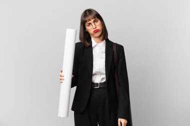 Üzgün ve ağlayan bir kadın, mutsuz bir bakışla, olumsuz ve hayal kırıklığına uğramış bir tavırla ağlıyor.