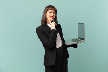 İş kadını mutlu bir şekilde gülümsüyor ve hayal kuruyor ya da şüphe ediyor.