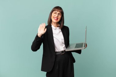 İş kadını mutlu ve mutlu bir şekilde gülümser, el sallar, seni karşılar ve selamlar, ya da elveda der.