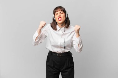 Tele pazarlamacı kadın kızgın bir ifadeyle agresif bağırıyor ya da yumruklarıyla başarıyı kutluyor.