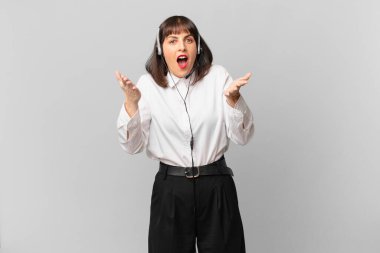 Tele pazarlamacı kadın şok olmuş, şaşırmış, endişeli ve paniklemiş hissediyor. Stresli ve dehşete düşmüş bir şekilde bakıyor.