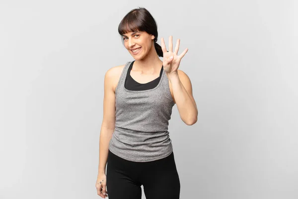 Atleta Mulher Sorrindo Olhando Amigável Mostrando Número Quatro Quarto Com — Fotografia de Stock