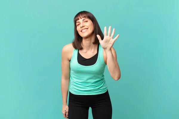 Atleta Mulher Sorrindo Olhando Amigável Mostrando Número Cinco Quinto Com — Fotografia de Stock