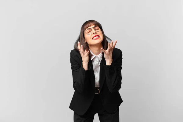 Fiatal Üzletasszony Néz Kétségbeesett Frusztrált Stresszes Boldogtalan Bosszús Kiabálás Sikoltozás — Stock Fotó