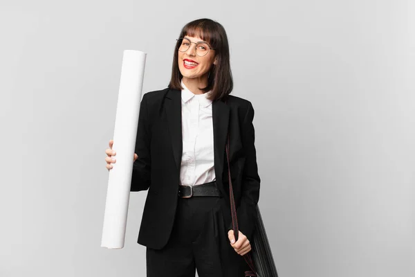 Mulher Sorrindo Feliz Com Uma Mão Quadril Confiante Positivo Orgulhoso — Fotografia de Stock