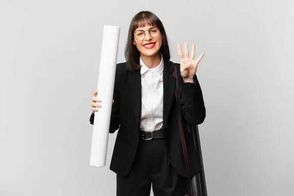 Mulher Sorrindo Olhando Amigável Mostrando Número Quatro Quarto Com Mão — Fotografia de Stock