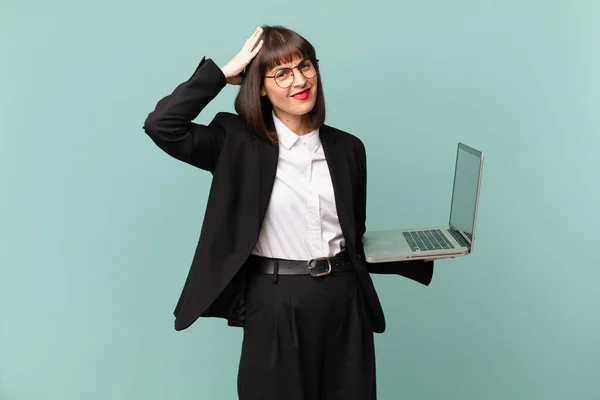 Zakenvrouw Zich Gestrest Bezorgd Angstig Bang Met Handen Het Hoofd — Stockfoto