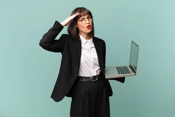 Zakenvrouw Zoek Gelukkig Verbaasd Verrast Glimlachend Realiserend Verbazingwekkend Ongelooflijk Goed — Stockfoto