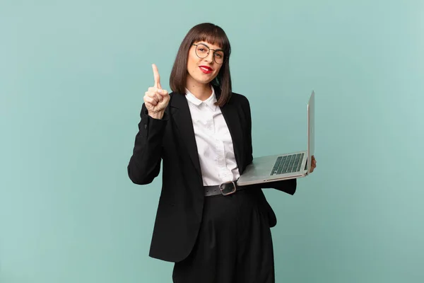 Donna Affari Sorridente Dall Aspetto Amichevole Mostrando Numero Uno Primo — Foto Stock