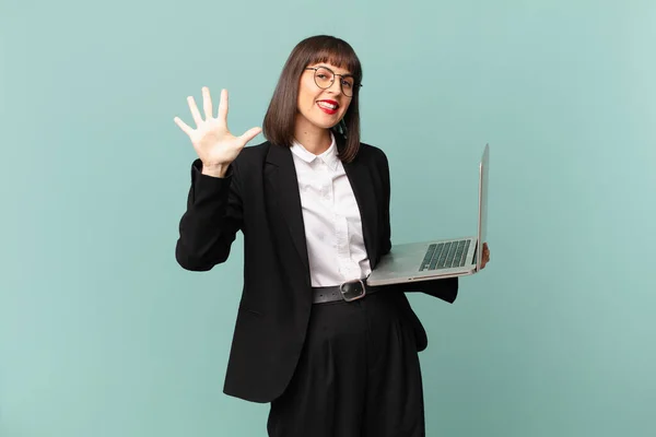 Zakenvrouw Lacht Ziet Vriendelijk Uit Toont Nummer Vijf Vijfde Met — Stockfoto