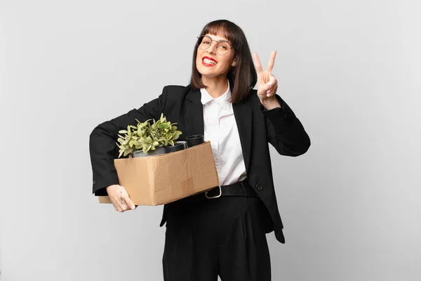 Empresária Sorrindo Olhando Feliz Despreocupado Positivo Gesticulando Vitória Paz Com — Fotografia de Stock